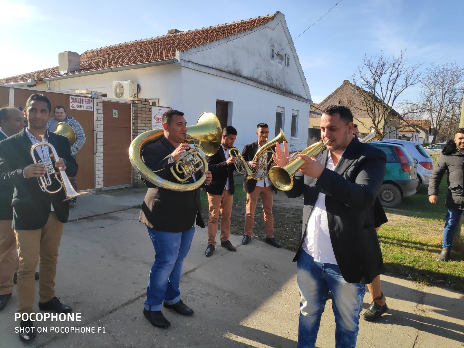 Трубачи испред Богданине куће направили луду журку: Наши очеви и дедови су свирали на Аркановој свадби, а ми данас на Вељковој (ВИДЕО)